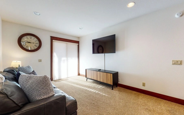 Timbers 15 Private Hot Tub, 2 Car Garage, Washer Dryer, Large Townhouse by RedAwning