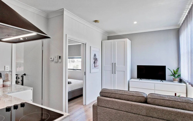 1 Bedroom Apt with Air-Conditioning in Plympton