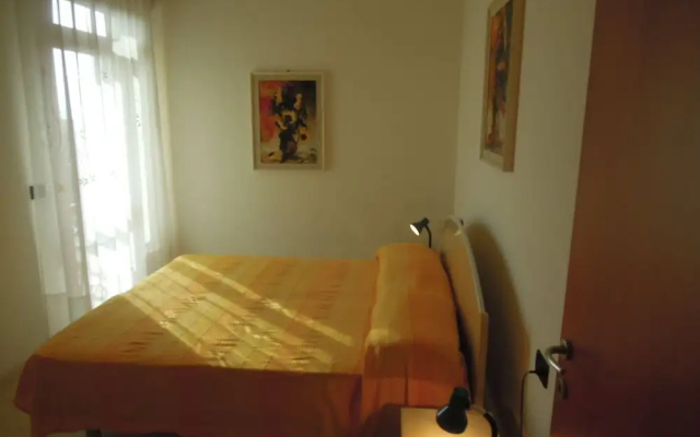 Homely one Bedroom Flat With Side sea View