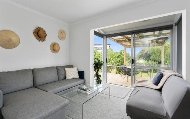 The Wee Blue Bach - Waikanae Beach Holiday Home