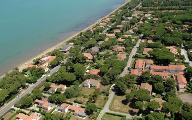 Close to the Sea, Air-conditioned