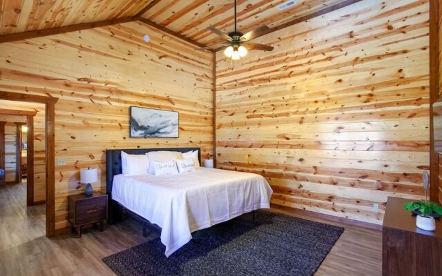 Splash Of Gatlinburg 6 Bedroom Cabin by RedAwning