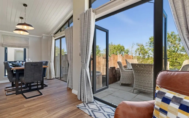 Dewin Bach - Luxury Lodge Hot Tub Close to Beach