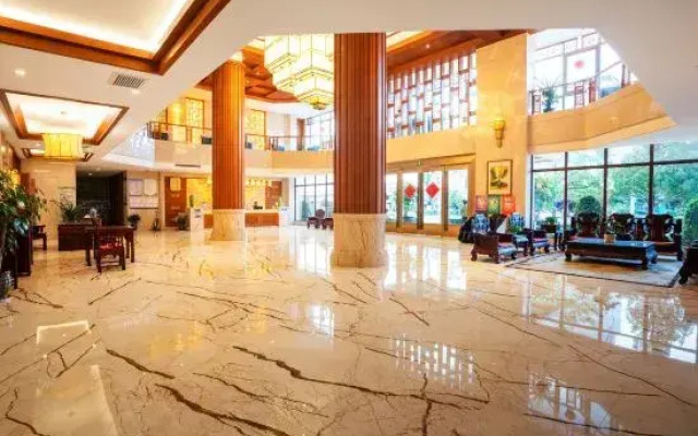 Luxi Redwood Hotel (Luxi Bus Station Branch)