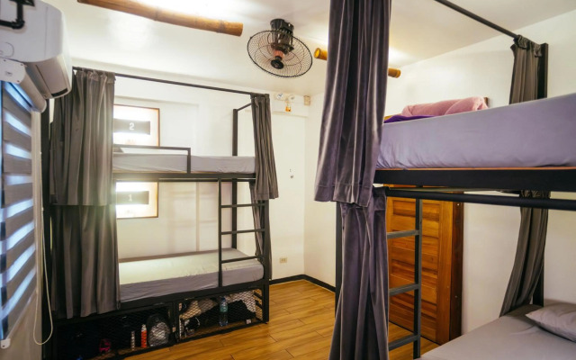 Outpost Beach Hostel - Adults Only