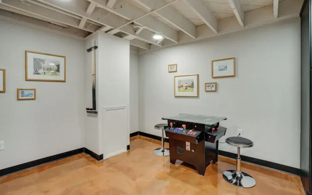 Pet-friendly Minneapolis Home ~ 8 Mi to Downtown!