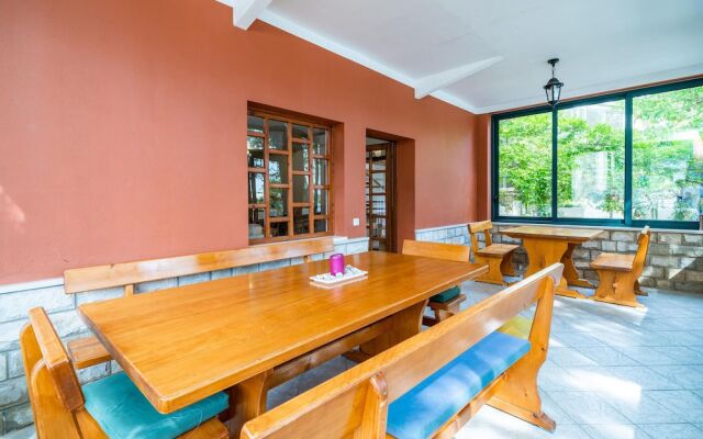 Stunning Home in Zaton Mali With Wifi and 5 Bedrooms