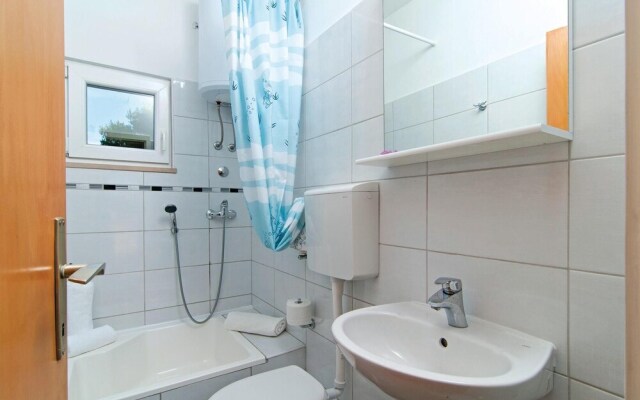 Amazing Home in Sutivan with Hot Tub, WiFi & 3 Bedrooms