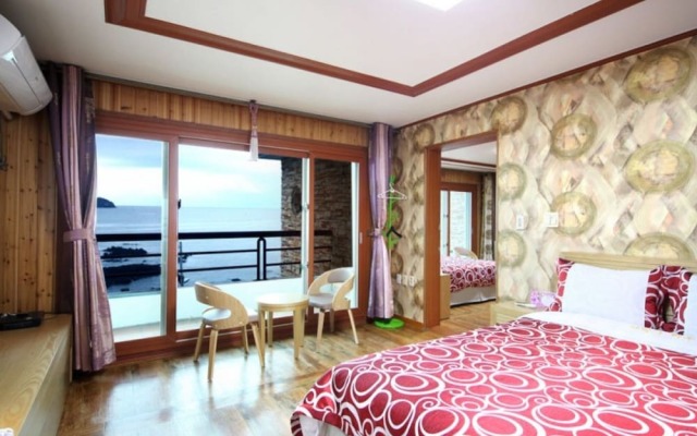 Seogwipo Hyeongjebawibada Pension