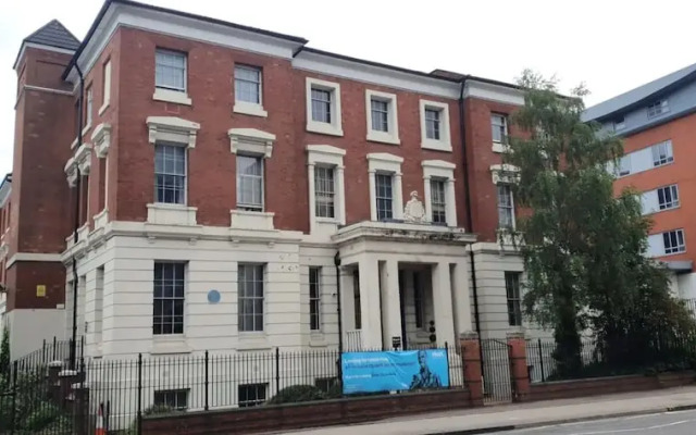 Queen's Hospital Close