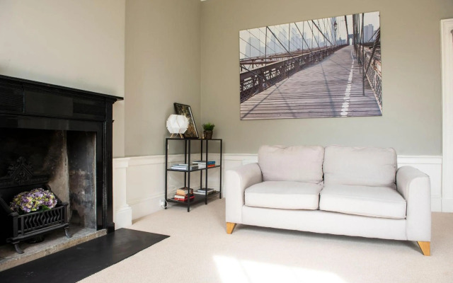 Bright and Spacious 4-bedroom Apart in Stockbridge