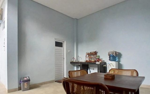 Priyanka Guesthouse Syariah Maguwo Mitra RedDoorz – Guest Rooms – Sleman