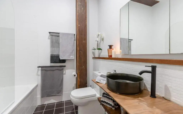 Luxury 3 brm 2 bath Woolstore apt with Courtyard