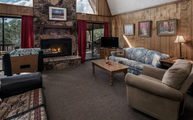 Bear Crossing - Three Bedroom Cabin