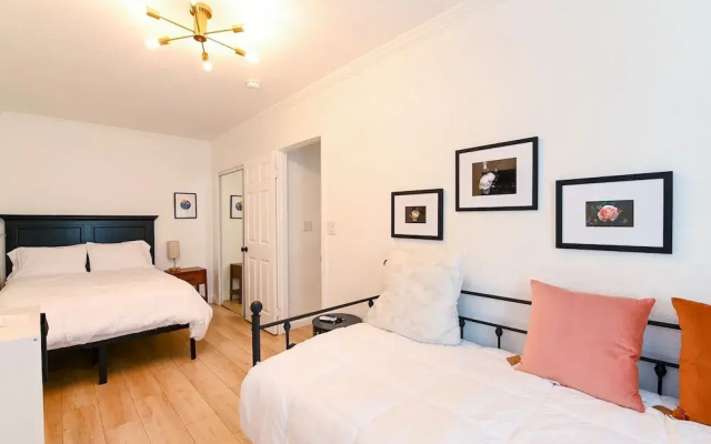 Immaculate 3bdr Private Bungalow, Walk to Beach!