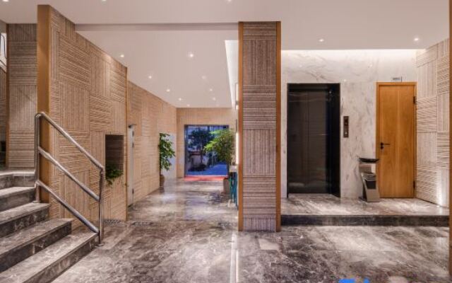 Man · Hotel（Kunming Railway Station Tangzixiang Subway station store）