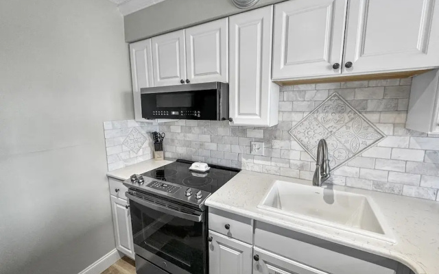 Summersalt 1 Bedroom Condo by RedAwning