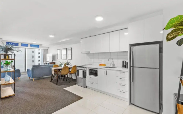 2Br Apt With Balcony & Parking In Prime Spo