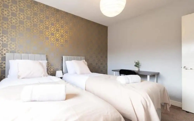 Huge Home,sleeps 12, Private Parking, Pets ok