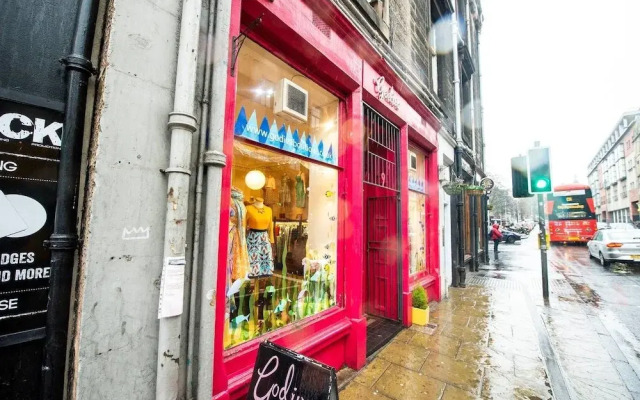 Old Town Edinburgh Apartment: Heart of the Action