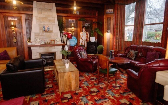 Ooters at The Mariner