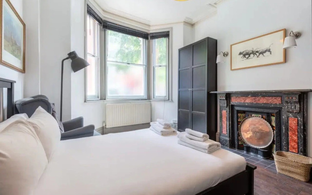 Eclectic 2 Bedroom Victorian era Apartment in Oval