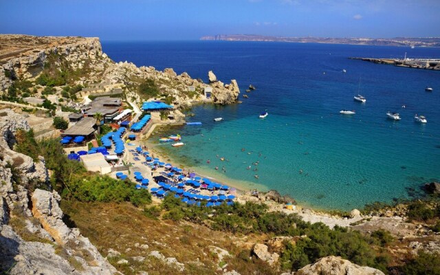 Seashells Penthouse Hot Tub Seaview by Getaways Malta