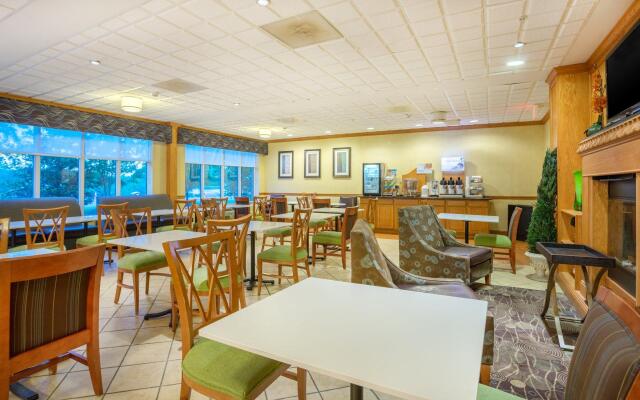 Holiday Inn Express Hotel & Suites Woodbridge, an IHG Hotel