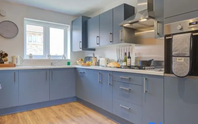 Sleeps 5 3 Bedroom House in Bourne with Parking — фото 5