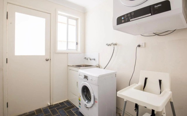 Sunbaker Beach House - 4 Mins to Beach - Pet Friendly with Fire Pit – Guest Rooms – Culburra Beach
