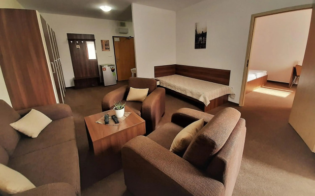 Melrose Apartments 2