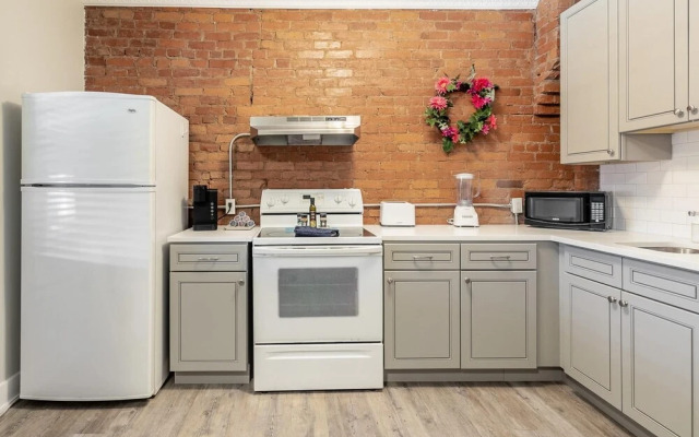 Upscale 2BR Apt With King Bed and Netflix