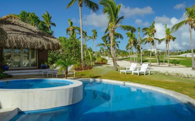 Unique Haven Free Access to Eden Roc Beach Club