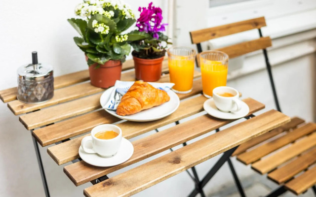 Downtown 2 rooms flat with garden and free garage parking