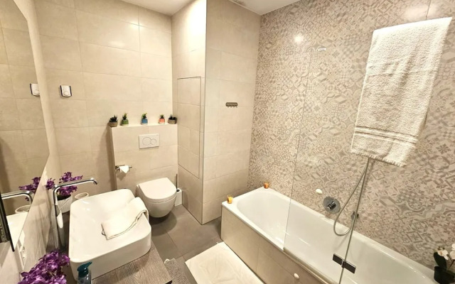Stylish 3 BR with 2 terraces and parking