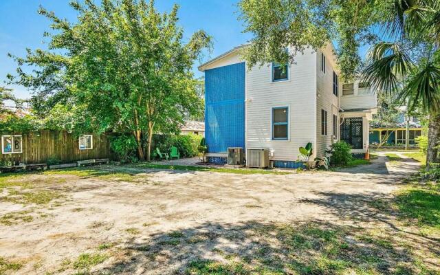 Charming Downtown Carriage Apartment