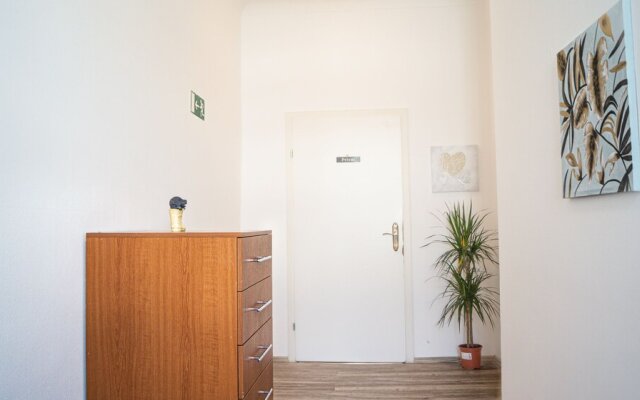 Shared Modern Apartment Schönbrunn - Budget Chic Room