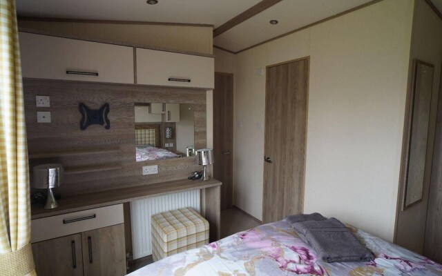 Stunning River View 2 Bedroom Caravan With Decking