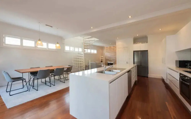 Renovated 3 Bedroom Family Home in Richmond With Parking