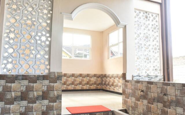 RedDoorz Syariah near Batu Night Spectacular