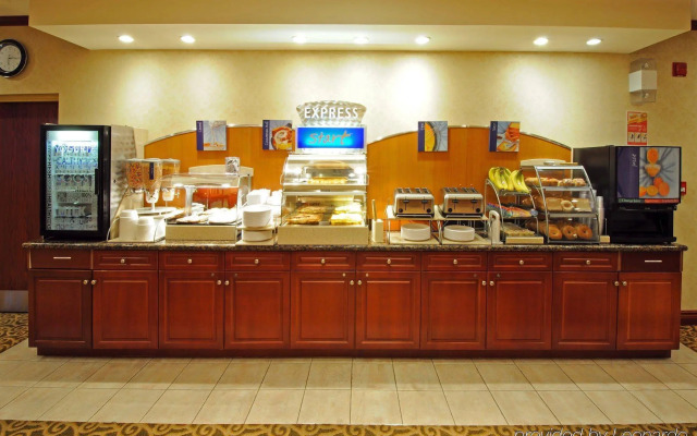 Holiday Inn Express & Suites Belleville by IHG