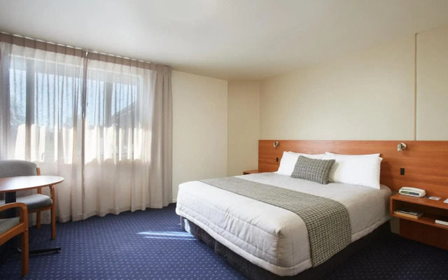 Ventura Inn & Suites Hamilton