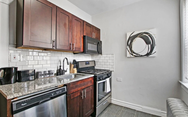 Modern & Stylish 3BR Apt in Rogers Park
