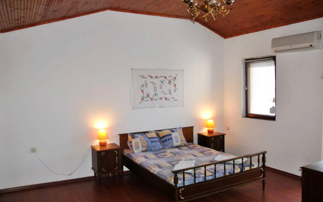 10 Coins Hostel