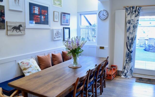 Luxury 3 Bedroom Family Home With Garden