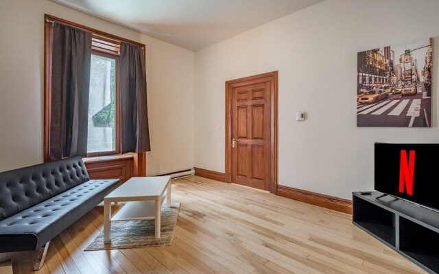 Beautiful Cozy 2-storey Apartment In the of Downtown MTL