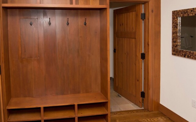 Lavish 3br 3.5ba Bachelor Gulch  Steps To Lifts 3 Bedroom Condo by RedAwning