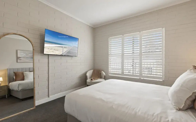 Bright 2-bed Apartment Steps From Largs Bay Beach