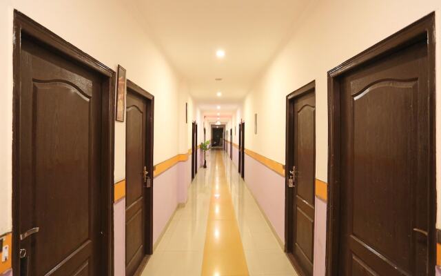 OYO 12784 Hotel Roomers