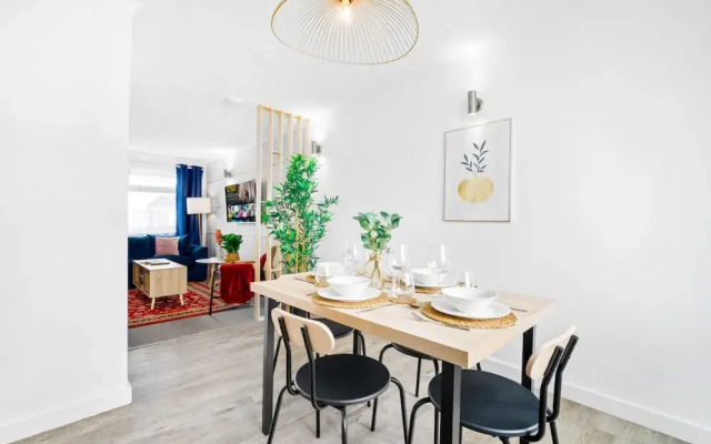 Bright Modern Home Near Birmingham